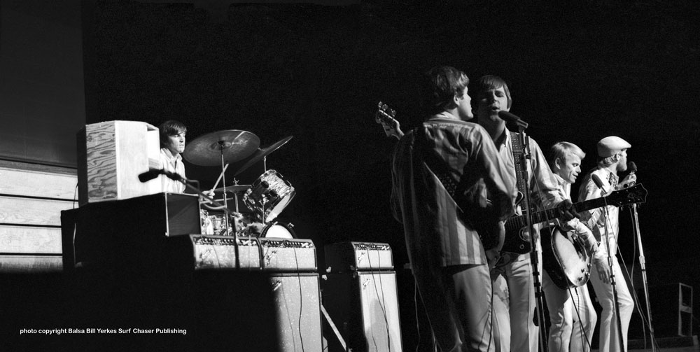 Beach-Boys-on-stage-on-tour-1966.jpg